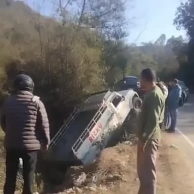 भोरंज: सुजानपुर हमीरपुर मुख्य मार्ग के नजदीक दोसडका के पास पलटा ट्राला, चालक और परिचालक सुरक्षित