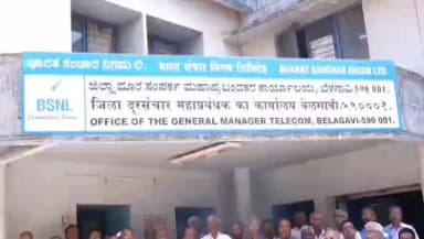 ಗೋಕಾಕ: ಕೇಂದ್ರ ಸರ್ಕಾರದ ವಿರುದ್ಧ ಗೋಕಾಕ ಪಟ್ಟಣದಲ್ಲಿ ನಿವೃತ್ತ ನೌಕರರ ಪ್ರತಿಭಟನೆ