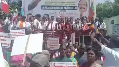 பவானி: ஊராட்சி ஒன்றிய அலுவலகம் முன்பாக அதிமுக சார்பில் திமுக அரசை கண்டித்து கண்டன ஆர்ப்பாட்டம் நடைபெற்றது