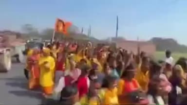 थावे: चित्तू टोला गांव के शिव मंदिर से निकली भव्य कलश यात्रा, 1001 महिलाएं हुईं शामिल, हर हर महादेव से गूंजा नगर