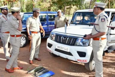 ಧಾರವಾಡ: ನಗರದ ಡಿ.ಎ.ಆರ್ ಘಟಕದಲ್ಲಿ ಜಿಲ್ಲಾ ಪೊಲೀಸ್ ವರಿಷ್ಠಾಧಿಕಾರಿ ಗುಂಜನ್ ಆರ್ಯ ಅವರು ಜಿಲ್ಲೆಯ ಎಲ್ಲಾ ಪೋಲಿಸ್ ವಾಹನಗಳನ್ನು ಪರಿಶೀಲನೆ ಮಾಡಿದರು