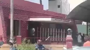 பவானி: மகளிர் காவல் நிலையத்தில் குறிச்சி மலக்காட்டூர் பகுதியைச் சேர்ந்த காதல் ஜோடி காவல் நிலையத்தில் தஞ்சம்