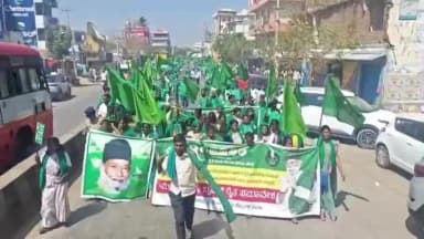 ಚಾಮರಾಜನಗರ: ನಗರದಲ್ಲಿ ರೈತರ ಬೇಡಿಕೆಗಳ ಈಡೇರಿಕೆಗೆ ಹಸಿರು ಸೇನಾನಿಗಳ ಕಾಲ್ನಡಿಗೆ ಮೆರವಣಿಗೆ