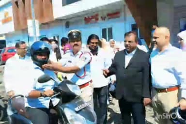 ಕಲಬುರಗಿ: ನಗರದಲ್ಲಿ ಬೈಕ್ ಸವಾರರಿಗೆ ಹೆಲ್ಮೆಟ್ ಬಗ್ಗೆ ಜಾಗೃತಿ