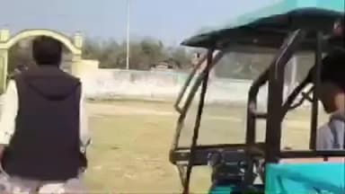 বেলডাঙা ১: উচ্চ মাধ্যমিকের পরীক্ষার্থীদের হাতে জলের বোতল ও পেন তুলে দেয়া হলো রামেশ্বরপুরের যুবকদের উদ্যোগে।