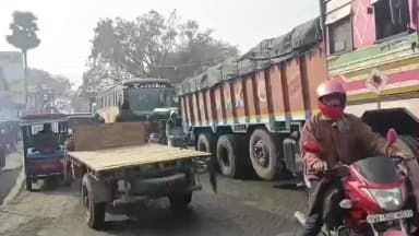 সাঁইথিয়া: আজ দুপুরে দেখা গেল সাঁইথিয়ার তালতলা মোড়ে তীব্র যানজট