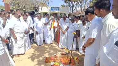 பாலக்கோடு: பாலக்கோடு அரசு மருத்துவமணை வளாகத்தில் ரூ.6.37 லட்சம் மதிப்பீட்டில் பேவர் பிளாக் சாலை அமைக்க கே.பி. அன்பழகன் எம்.எல்.ஏ பூமி பூஜை