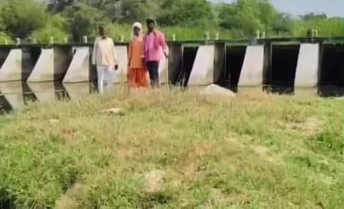 ಯಾದಗಿರಿ: ಚಾಮನಳ್ಳಿ ಹಳ್ಳದ ಚೆಕ್ ಡ್ಯಾಂ ಗೆ ಉಮೇಶ್ ಮುದ್ನಾಳ್ ಭೇಟಿ
- ಚೆಕ್ ಡ್ಯಾಂ ಗೇಟ್ ದುರಸ್ತಿ ಮಾಡದ ಅಧಿಕಾರಿಗಳ ವಿರುದ್ದ ಕಿಡಿ