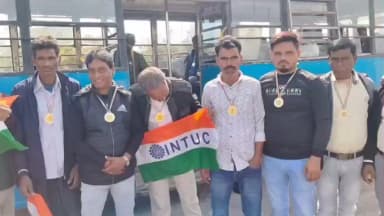 ফরাক্কা: জঙ্গিপুরে জাতীয় কংগ্রেসের কর্মী সভায় ফারাক্কা থেকে রওনা কর্মী সমর্থকেরা