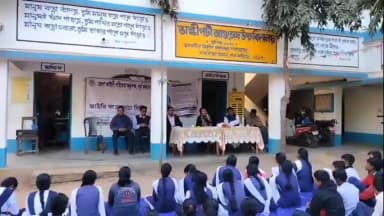 আউশগ্রাম ২: আইনের সঠিক জ্ঞানেই সুরক্ষা, ভাল্কীপটী আশুতোষ উচ্চ বিদ্যালয়ের পড়ুয়াদের সতর্ক করলেন বিচারক সুতপা মল্লিক