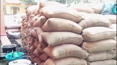 ଅମ୍ବାଭୋନା: ଅମ୍ବାଭୋନା ବ୍ଲକ ପ୍ରାଙ୍ଗଣରେ ଚାଷୀଙ୍କ ଧାନ ବସ୍ତା ରଖି ଆନ୍ଦୋଳନ ପହଁଚିଲା ଆଜି ଚତୁର୍ଥ ଦିନରେ