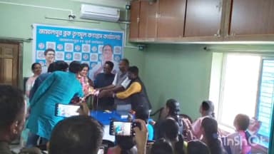 জামালপুর: সাংসদ শর্মিলা সরকারকে সংবর্ধনা জ্ঞাপন অনুষ্ঠানের আয়োজন জামালপুর ব্লক তৃণমূল কার্যালয় উপস্থিত বিধায়ক