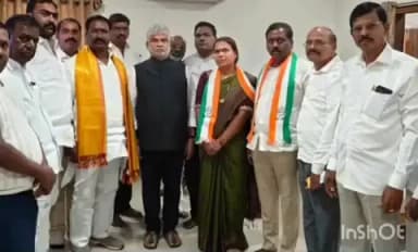 నవాబ్పేట: స్వతంత్ర అభ్యర్థిగా గెలిచి, కాంగ్రెస్లో చేరిన 16వ వార్డు అభ్యర్థి పుష్ప లత శ్రీకాంత్.