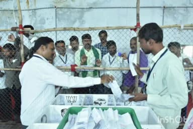 నర్సంపేట: నర్సంపేట పట్టణంలోని వ్యవసాయం మార్కెట్ యార్డులో కౌంటింగ్ కేంద్రాలను పరిశీలించిన ఎన్నికల అబ్జర్వర్