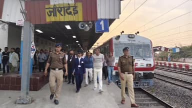 ज़ीरादेई: वाराणसी मंडल रेल प्रबंधक आशीष जैन ने जिरादेई रेलवे स्टेशन का निरीक्षण किया