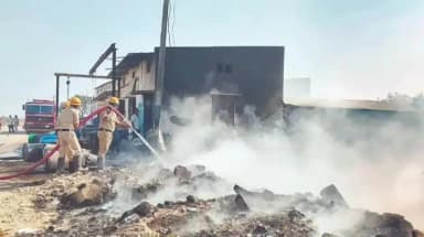 ಸಿರವಾರ: ಪರಿವರ್ತಕ ದುರಸ್ತಿ ಕೇಂದ್ರಕ್ಕೆ ಬೆಂಕಿ : ಲಕ್ಷಾಂತರ ಮೌಲ್ಯದ ಸಾಮಾಗ್ರಿ ಸುಟ್ಟು ಭಸ್ಮ