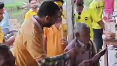 ক্যানিং ১: রাজ্য সরকারের বিভিন্ন প্রকল্পের ফর্ম নিয়ে সাধারণ মানুষের দ্বারে পৌঁছে গেলেন fam কমিউনিটির সদস্যরা