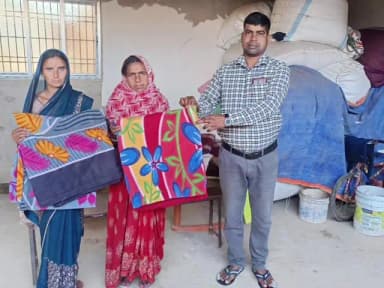 जयनगर: गोहाल पंचायत में पूर्व मुखिया प्रत्याशी राजेंद्र रजक ने मानवता दिखाई, गरीबों को कंबल बांटे