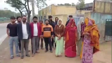 बुहाना: सिंघाना में आवासीय बस्ती के बीच नगरपालिका द्वारा पकड़े गए श्वानों को रखने का मामला गरमाया, स्थानीय लोगों ने प्रदर्शन किया