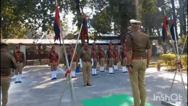 लखीमपुर: लखीमपुर खीरी जिले के कचेहरी स्थित PWD गेस्ट हाउस में पहुंचे एडीजी, पुलिस ने दी सलामी और अधिकारियों के साथ की बैठक