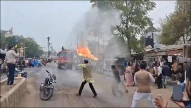 दमोह: कांग्रेस ने अंबेडकर चौक पर उप मुख्यमंत्री समेत तीन मंत्रियों के पुतले फूंके, पुलिस ने वाटर कैनन का इस्तेमाल किया