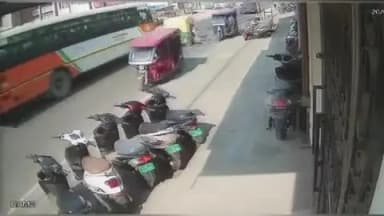 बदायूं: इस्लामियां कॉलेज के निकट टेंपो को ई-रिक्शा ने मारी टक्कर, अधेड़ उम्र के व्यक्ति की हुई मौत, घटना CCTV में कैद