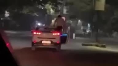 हुज़ूर: भोपाल: रील के लिए खतरनाक स्टंट, चलती कार की छत पर चढ़ा युवक, बिना ड्राइवर दौड़ी गाड़ी