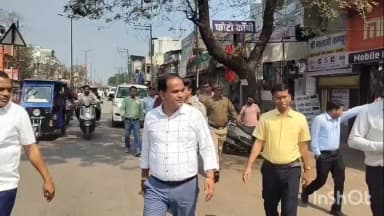 रायपुर: रायपुर में ट्रैफिक व्यवस्था सुधारने कलेक्टर और कमिश्नर दल बल के साथ सड़क पर उतरे, दुकान लगाने वालों को दी चेतावनी