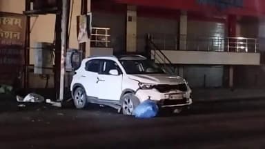 सागर नगर: मकरोनिया बंडा मार्ग पर डिवाइडर से टकराई कार, एक युवक घायल, निजी अस्पताल में भर्ती