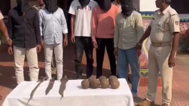 ଖଲ୍ଲିକୋଟ୍: ବଡ଼ ଘାଟି ନିକଟରେ ଡକାୟତି ଯୋଜନା କରୁଥିବା ବେଳେ ମାଡି ବସିଲା ପୁଲିସ, ୩ ଖଣ୍ଡା ସହ ୭ ଟି ଜୀବନ୍ତ ବୋମା ଜବତ, ୫ ଗିରଫ