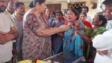 మహబూబాబాద్: ఈదులపూసపల్లి లో గుండె పోటుతో మృతి చెందిన ప్రభుత్వ ఉపాధ్యాయుడు శంకర్ పార్థివదేహానికి నివాళులర్పించిన మాజీ మంత్రి సత్యవతి