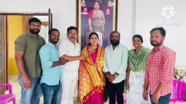 మహబూబాబాద్: మహబూబాబాద్ మున్సిపల్ ఎన్నికల్లో విజయం సాధించిన బీఆర్ఎస్ కౌన్సిలర్ను సన్మానించిన మాజీ ఎంపీ మాలోత్ కవిత