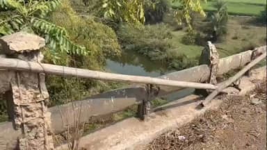 रायसेन: एमपीआरडीसी का अनोखा प्रयोग: 100 साल पुराने जर्जर घोड़ापछाड़ पुल की टूटी रेलिंग पर बांधे बांस