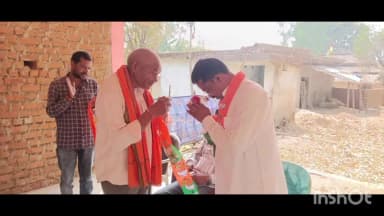 सीतापुर: सीतापुर के भाजपा नेता अनिल निराला, भाजपा कार्यकर्ता और ग्रामीणों ने सुनी प्रधानमंत्री की मन की बात