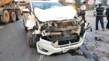 हर्रैया: मझौवा के पास अपर नगर आयुक्त की कार साड से टकराई, कार सवार बाल-बाल बचे