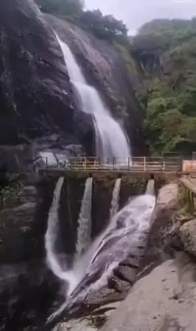 தென்காசி மாவட்டம் பழைய குற்றாலம் அருவியில் நேற்று பெய்த கனமழையால் பொதுமக்கள் குளிக்க தடை விதிக்கப்பட்டுள்ளது