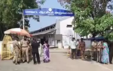 தென்காசி மாவட்ட கலெக்டர் அலுவலகத்தில் மக்கள் குறைதீர்க்கும் நாள் கூட்டம் நடைபெறுவதை முன்னிட்டு மூன்று அடுக்கு போலீஸ் பாதுகாப்பு போடப்பட்டுள்ளது