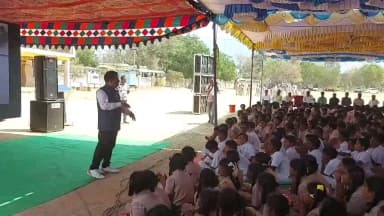 திருப்பத்தூர்: ஜோலார்பேட்டையில் 7000 ஆயிரம் பள்ளி மாணவர்களுக்கு சாலை பாதுகாப்பு குறித்து விழிப்புணர்வு- வட்டார போக்குவரத்து அலுவலர் பன்னீர்செல்வம் பங்கேற்பு