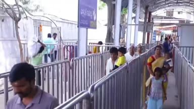 వేములవాడ: భీమేశ్వర స్వామివారిని కుటుంబ సమేతంగా దర్శించుకున్న ఐఆర్ఎస్ అధికారి దూలం రవితేజ