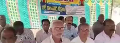 ఖమ్మం అర్బన్: పెన్షనర్ల పెండింగ్ బకాయిలను విడుదల చేయాలని కలెక్టరేట్ ముందు ధర్నా