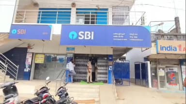 చెన్నూరు: చెన్నూర్ పట్టణంలోని ఎస్బిఐ(2) బ్రాంచ్ ఎదుట గోల్డ్ లోన్ బాధితుల నిరసన