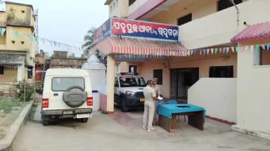 ପଦ୍ମପୁର: ୧୨ଟି ମୋବାଇଲ୍ ଉଦ୍ଧାର କରିବା ସହ ଜଣେ ଲୁଟେରା କୁ ଗିରଫ କରି କୋର୍ଟ ଚାଲାଣ କଲା ପଦ୍ମପୁର ପୋଲିସ