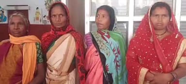 डिंडौरी: रसोई गांव की महिलाएं नल जल योजना के कनेक्शन के लिए कलेक्टर कार्यालय पहुंचीं, लगाई गुहार