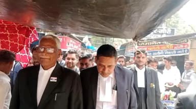 लखीमपुर: सीतापुर में अधिवक्ता के साथ मारपीट के विरोध में लखीमपुर बार का प्रदर्शन, CM को भेजा 3 सूत्रीय ज्ञापन, DM को सौंपा ज्ञापन