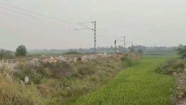 ஏரல்: ஆழ்வார் திருநகரியிலிருந்து நாசரேத் செல்லும் சாலையில் தண்டவாளத்தில் தடுப்பு சுவர் அமைக்க அப்பகுதி மக்கள் கோரிக்கை