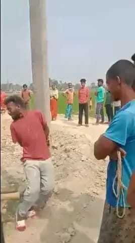 ধুবুৰী ভাগ: বিলাসীপাৰাত সংঘটিত ভয়ংকৰ মৰেল পুলিচিংৰ ঘটনা।
বৈদ্যুতিক খুটাত বান্ধি তালিবানী শাস্তি প্ৰদান এজন যুৱকক।