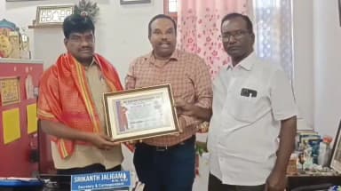 కామారెడ్డి: శ్లోక పాఠశాలకు ఉత్తమ రక్తదాన శిబిర మోటివేటర్ పురస్కారం అందజేత, ఐవిఎఫ్ రెడ్ క్రాస్ సమన్వయకర్త డా.బాలు