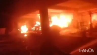 उज्जैन ग्रामीण: जलसा गार्डन के पास टेंट गोदाम में भीषण आग, 4 फायर ब्रिगेड ने पाया काबू, लाखों का सामान राख