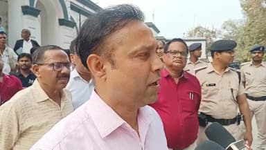 दिनांक : 09 मार्च 2026, भागलपुर समाहरणालय परिसर से जिलाधिकारी डॉक्टर नवल किशोर चौधरी के कर कमलों से हरी झंडी दिखाकर लोक ...