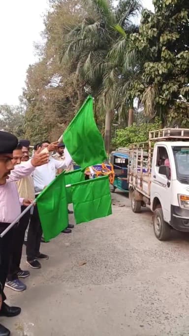 भागलपुर 09 मार्च 2026, भागलपुर समाहरणालय परिसर से जिलाधिकारी डॉक्टर नवल किशोर चौधरी के कर कमलों से हरी झंडी दिखाकर लोक स...